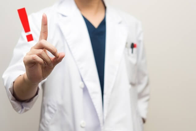 臭いのある粉瘤は潰さないでください!